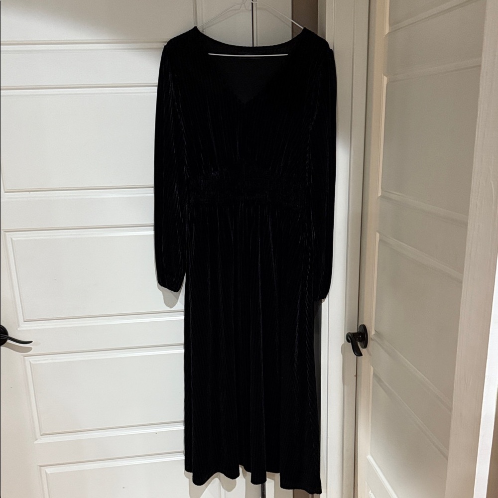 Source Unknown Black Velvet Long-Sleeve Midi Dress